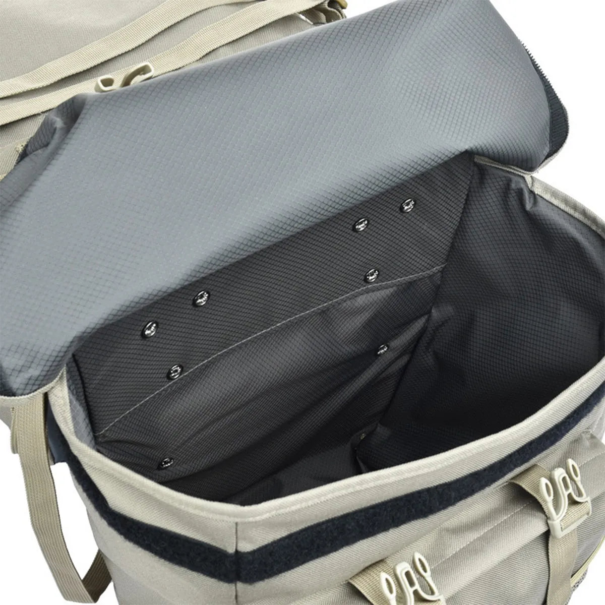 Official Lacros pannier mounting and closure details